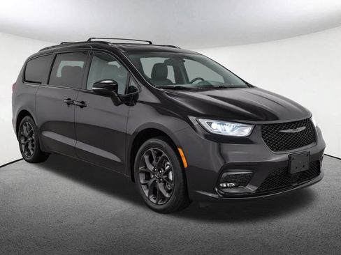 Used 2023 Chrysler Pacifica Touring-L w/ S Appearance Package AWD/4WD image 2
