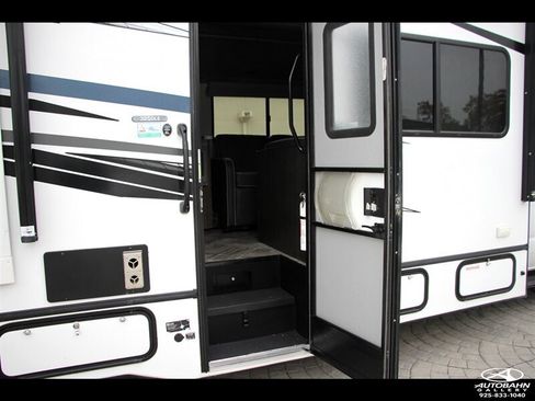 Used 2022 Ford E-450 and Econoline 450 Super Duty w/ Motorhome Prep Package RWD image 13