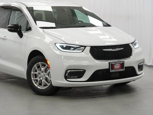 New 2026 Chrysler Pacifica Select image 3