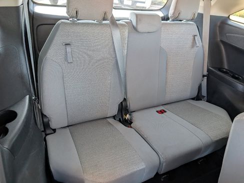 Used 2025 Toyota Sienna LE FWD image 6