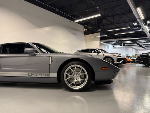 Used 2006 Ford GT RWD image 11