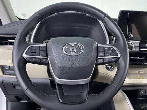 Used 2023 Toyota Highlander XLE AWD/4WD image 13