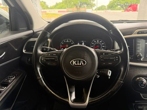 Used 2017 Kia Sorento AWD w/ LX Convenience Package image 10