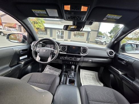 Used 2018 Toyota Tacoma TRD Off-Road AWD/4WD image 12