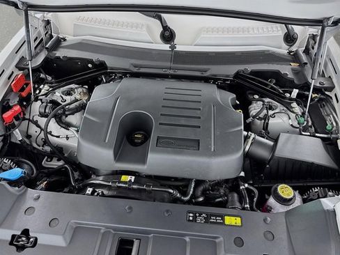 Used 2026 Land Rover Defender 130 X-Dynamic SE image 32