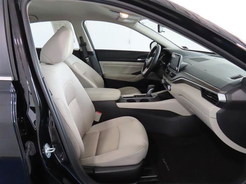 Used 2025 Nissan Altima 2.5 SV FWD image 33