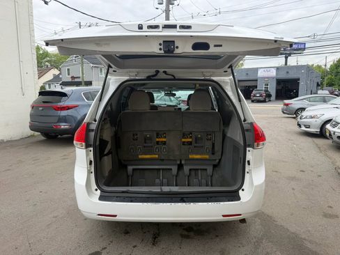 Used 2014 Toyota Sienna LE FWD image 30