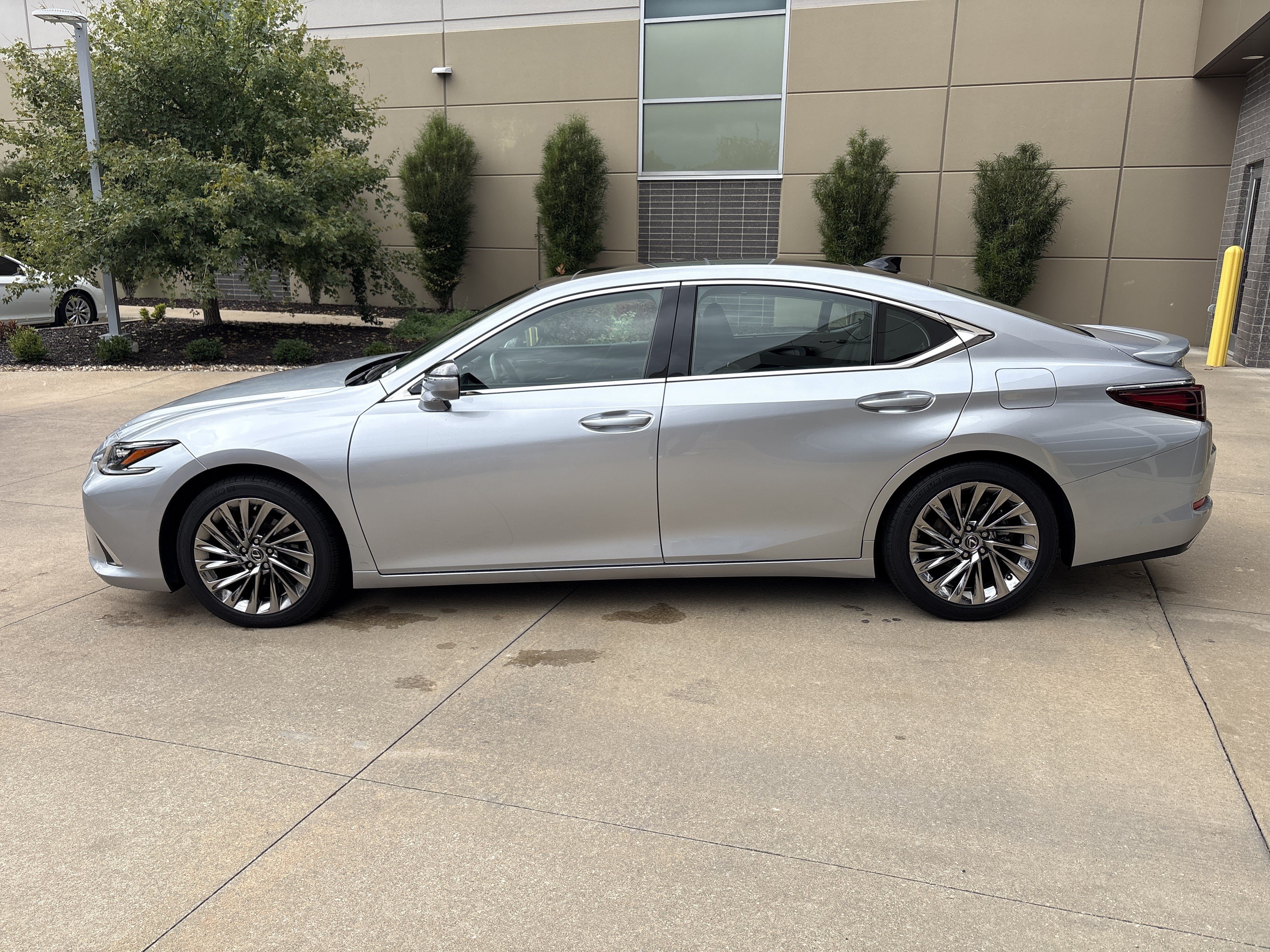 Used 2025 Lexus ES 350 Ultra Luxury w/ Accessory Package (Z2) FWD image 7