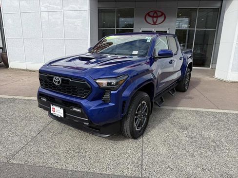 Certified 2025 Toyota Tacoma TRD Sport AWD/4WD image 2
