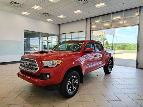 Used 2017 Toyota Tacoma TRD Sport w/ Premium & Technology Package AWD/4WD image 7