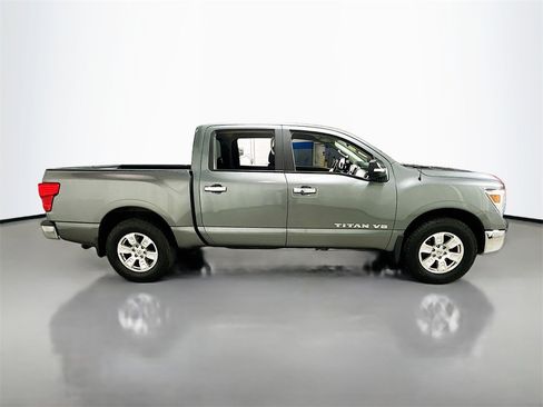 Used 2018 Nissan Titan SV image 9