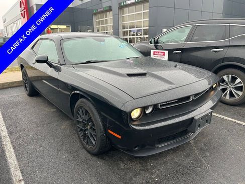Used 2019 Dodge Challenger SXT image 1
