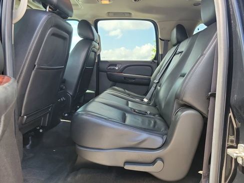 Used 2014 Chevrolet Suburban LTZ RWD image 11