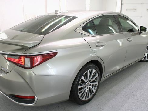 Used 2019 Lexus ES 300h w/ Premium Package FWD image 16