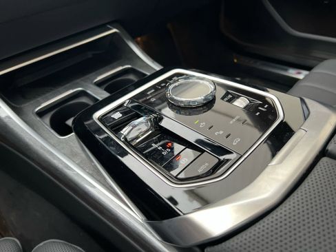 Used 2025 BMW 760i xDrive w/ Premium Package image 10