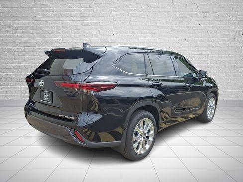 Certified 2026 Toyota Highlander Limited AWD/4WD image 6