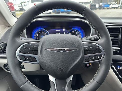 Used 2024 Chrysler Pacifica Touring-L image 18