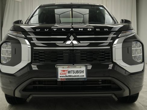 Used 2025 Mitsubishi Outlander ES image 3