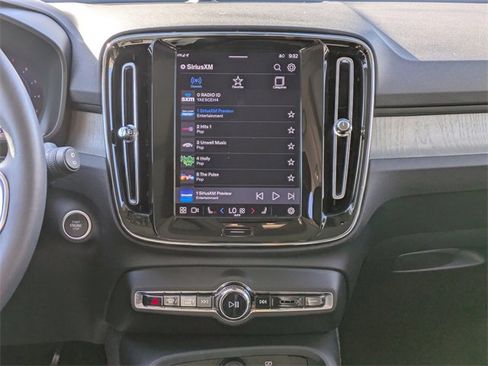 Used 2023 Volvo XC40 B5 Plus image 15