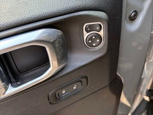 Used 2023 Jeep Gladiator Overland AWD/4WD image 10