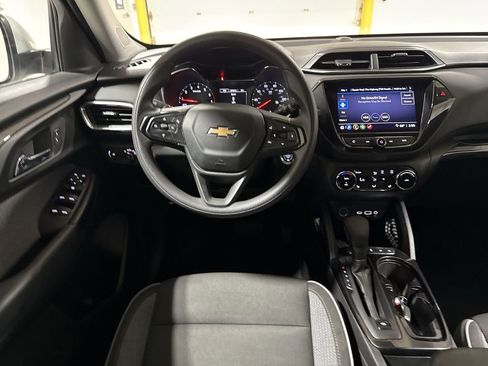 Used 2022 Chevrolet TrailBlazer LT w/ Convenience Package FWD image 11