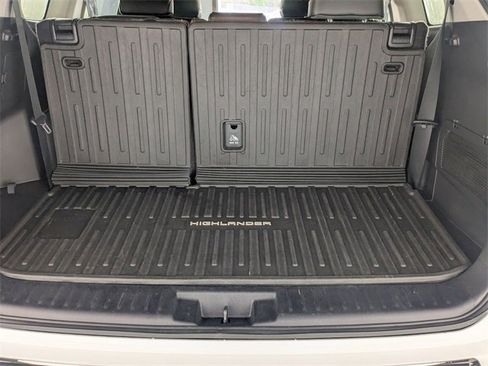 Used 2023 Toyota Highlander XLE image 30