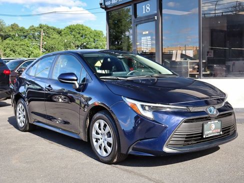 Used 2025 Toyota Corolla LE FWD image 4