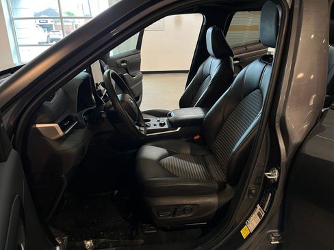 Used 2025 Toyota Highlander XSE AWD/4WD image 28