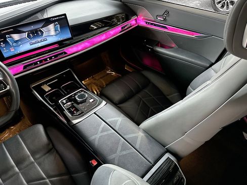 Used 2024 BMW 740i image 25