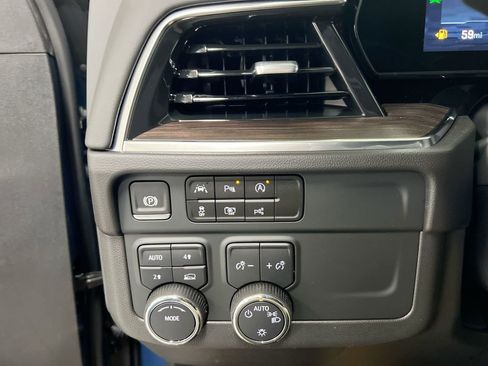 Used 2025 Chevrolet Suburban LT image 18