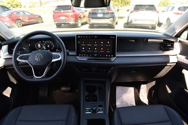 Used 2025 Volkswagen Tiguan SE AWD/4WD image 7