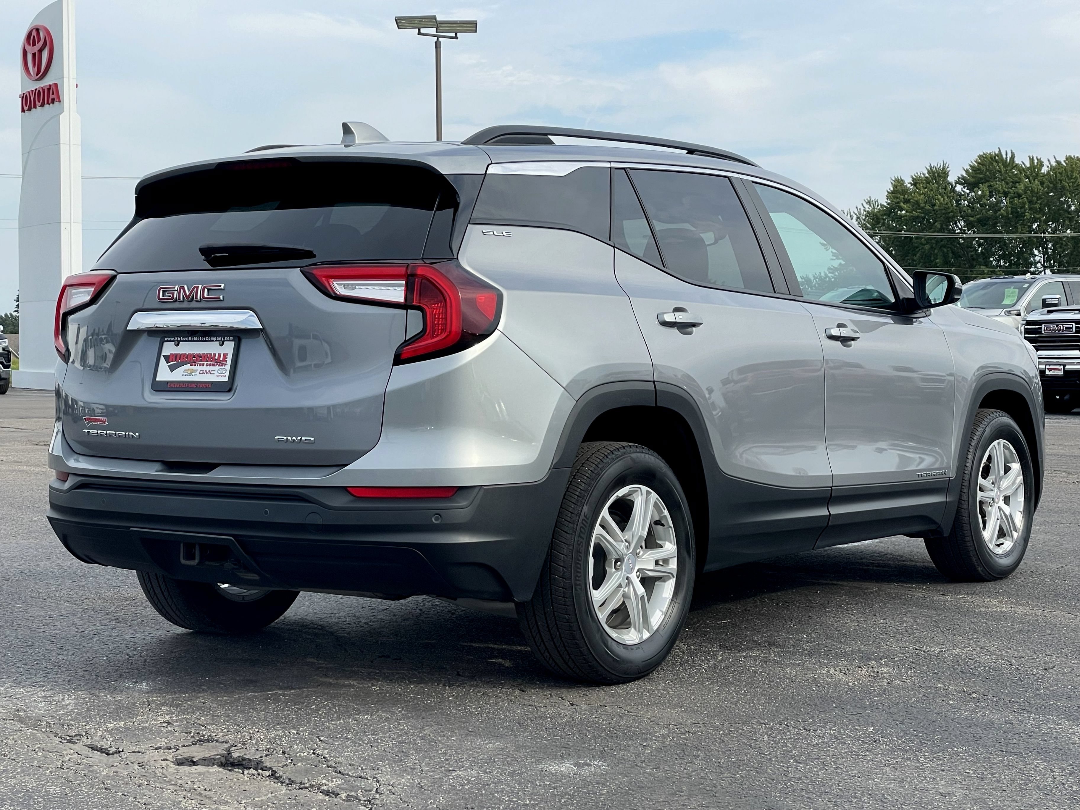 Certified 2023 GMC Terrain SLE w/ Driver Convenience Package AWD/4WD image 4