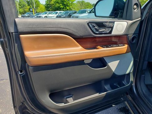 Used 2022 Lincoln Navigator Reserve image 9