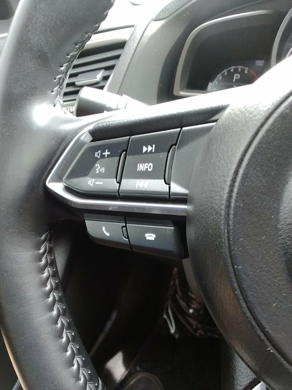 Used 2018 MAZDA MAZDA3 Touring FWD image 14