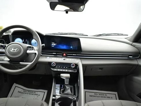 Used 2025 Hyundai Elantra SEL FWD image 18