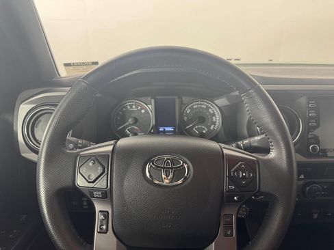 Used 2022 Toyota Tacoma TRD Off-Road w/ Technology Package AWD/4WD image 15