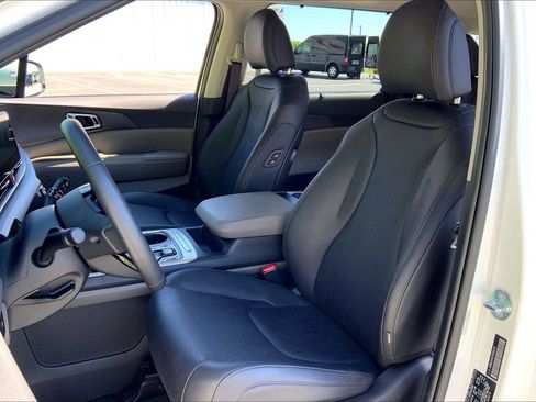 Used 2026 Kia Carnival EX FWD image 22
