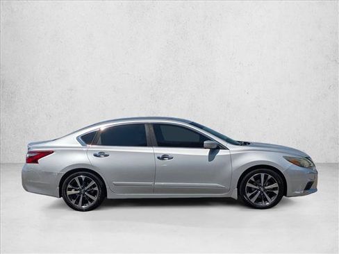 Used 2016 Nissan Altima 2.5 SR w/ LED Appearance Package FWD image 4