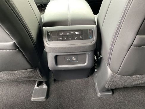 Used 2025 Nissan Pathfinder SL image 24