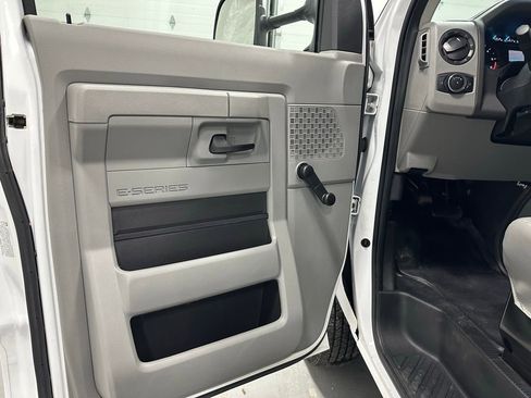Used 2024 Ford E-350 and Econoline 350 Super Duty image 8