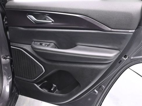 Used 2022 Jeep Grand Cherokee Altitude AWD/4WD image 16