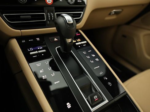 Certified 2026 Porsche Macan AWD/4WD image 40