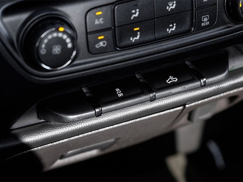 Used 2018 Chevrolet Silverado 1500 Custom w/ Custom Value Package image 21