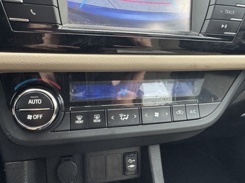 Used 2014 Toyota Corolla LE FWD image 27