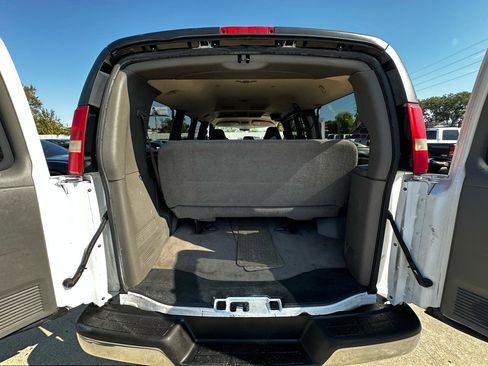 Used 2006 Chevrolet Express 3500 Passenger w/ LT Preferred Equipment Group RWD image 44