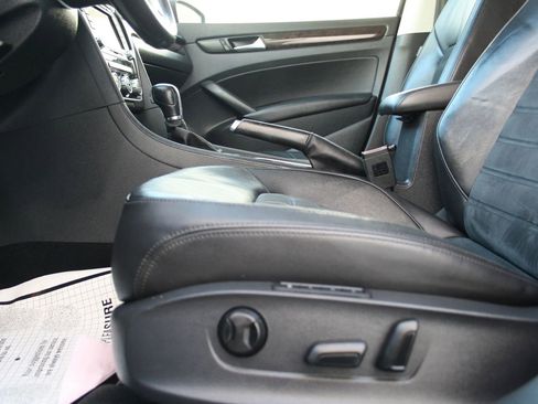 Used 2014 Volkswagen Passat 1.8T SEL Premium image 21
