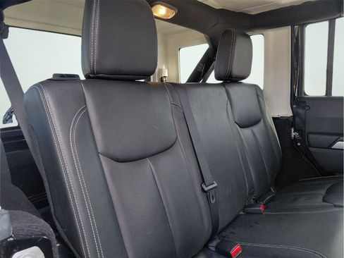 Used 2015 Jeep Wrangler Unlimited Rubicon w/ Connectivity Group AWD/4WD image 15