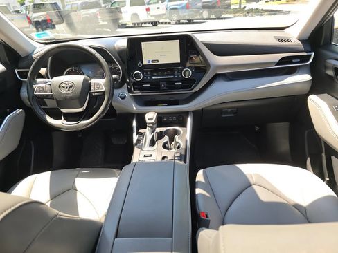 Used 2023 Toyota Highlander XLE AWD/4WD image 16