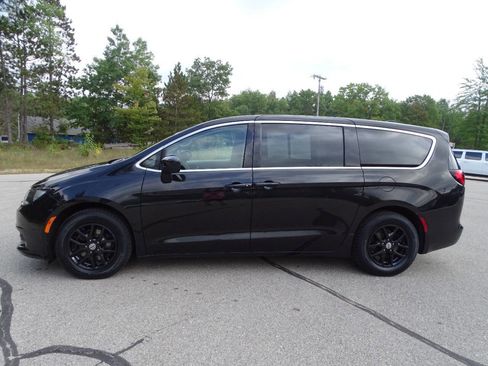 Used 2023 Chrysler Voyager LX image 5