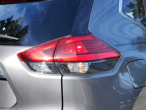 Used 2017 Nissan Rogue S w/ S Appearance Package image 8